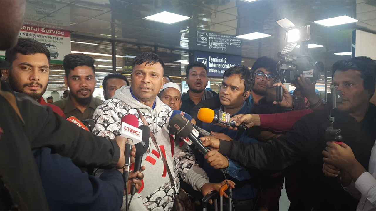 বিমানে বোমা হামলার হুমকি : বের হলেন যাত্রীরা